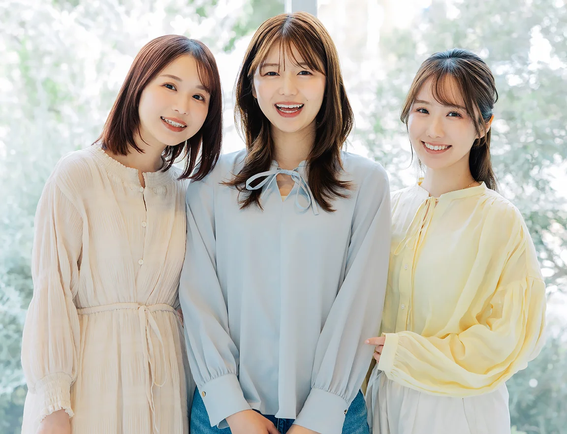 笑顔で並ぶ3人の女性